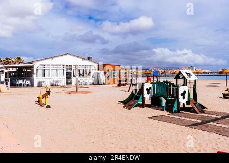 Servizi sulla spiaggia. Spiaggia la Hípica. Spiaggia Bandiera Blu. L'iconica Bandiera Blu è uno dei premi volontari più riconosciuti al mondo per le spiagge. Io Foto Stock