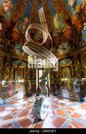 Sala musicale con un ampio ciclo di spartiti dell'opera l'Orfeo di Monteverdi nel museo del Palazzo Hellbrunn a Salisburgo, Austria Foto Stock