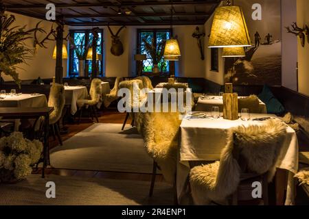 St La stanza di Pietro con un sacco di pelle di agnello, mobili in legno e crocifisso. Parte del ristorante Pietro in San Pietro Stiftkulinarium, che si chiama il più antico ristorante di Euopa, come la storia del monastero risale al 803. Salisburgo, Austria Foto Stock