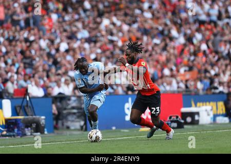 Londra, Regno Unito. 27th maggio, 2023. Fankaty Dabo di Coventry City e Fred Onyedinma di Luton Town si sfidano per la palla durante il Campionato EFL Sky Bet Play Off Final Match tra Coventry City e Luton Town al Wembley Stadium, Londra, Inghilterra il 27 maggio 2023. Foto di Joshua Smith. Solo per uso editoriale, licenza richiesta per uso commerciale. Non è utilizzabile nelle scommesse, nei giochi o nelle pubblicazioni di un singolo club/campionato/giocatore. Credit: UK Sports Pics Ltd/Alamy Live News Foto Stock