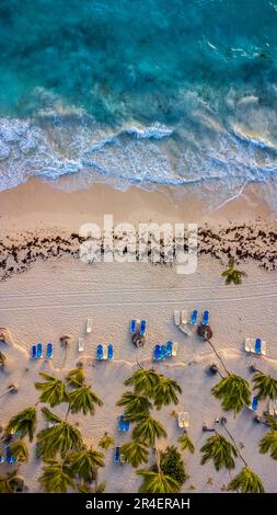 Veduta aerea della spiaggia di Bavaro con onde e palme, Punta Cana, Repubblica Dominicana Foto Stock