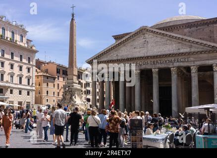 Piazza della Rotonda di fronte al Pantheon. Il Pantheon è un ex tempio romano e dal 609 d.C. è una chiesa cattolica a Roma, in Italia. Foto Stock