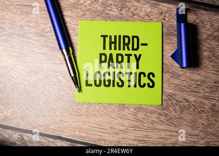 Invio di testo DI TERZE PARTI scritto su white paper note con occhiali e penna sulla tastiera del computer.Business Concept. Foto Stock