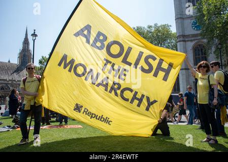 Londra, Regno Unito. 27th maggio, 2023. I membri del gruppo della Repubblica hanno una grande bandiera gialla che dice "abolire la monarchia" durante la manifestazione. Gruppi come la ribellione dell'estinzione, Just Stop Oil, Stand Up to Racism, Republic e la Gypsy Traveller League united hanno protestato presso la Piazza del Parlamento contro il disegno di legge sull'ordine pubblico che dà più potere alla polizia e limita le proteste. (Foto di Krisztian Elek/SOPA Images/Sipa USA) Credit: Sipa USA/Alamy Live News Foto Stock