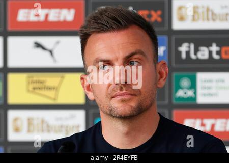 Enrico Maassen (FC Augsburg, capo allenatore) alla conferenza stampa. Borussia Monchengladbach Soccer 1st Bundesliga 34th matchday Matchday 34 Borussia Monchengladbach - FC Augsburg Maggio 12th 2023 Borussia Park Borussia Monchengladbach #le normative DFL vietano qualsiasi uso di fotografie come sequenze di immagini e/o quasi-video # Foto Stock