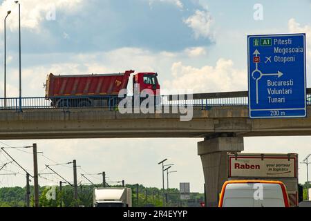 Tunari, Romania - mai 24, 2023: Cavalcavia acros la circonvallazione di Bucarest (DMCB) questa immagine è solo per uso editoriale. Foto Stock