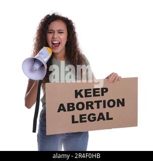 Emotiva afroamericana donna urla in megafone e tenendo il cartello con la frase tenere aborto legale su sfondo bianco. Protesta contro l'aborto Foto Stock