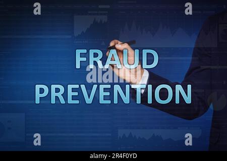 Prevenzione delle frodi. Uomo scrivere parole su tavola di vetro, primo piano. Dati e grafici su sfondo blu Foto Stock