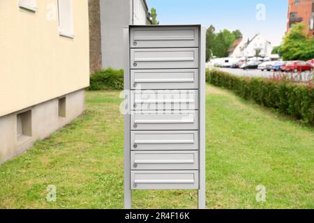 Cassette di metallo per lettere vicino all'edificio degli appartamenti all'aperto Foto Stock