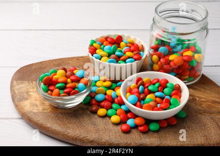 Gustose caramelle colorate su un tavolo di legno bianco Foto Stock