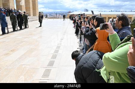 Una folla di turisti si allinea per fotografare il Cambio della Guardia al Mausoleo di Ataturk, Ankara, Turchia Foto Stock