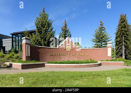 Mosca, ID, USA - 23 maggio 2023; parete di mattoni con il nome dell'Università dell'Idaho sul cartello a Mosca Foto Stock