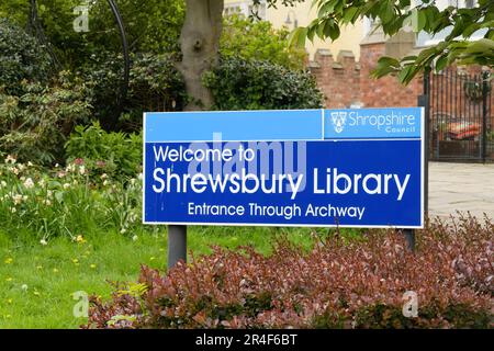 Shrewsbury, Regno Unito - 4 maggio 2023; segno blu a due toni con testo per Welcome to Shrewsbury Library e Shropshire Council logo Foto Stock