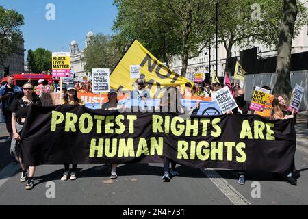 Londra, Regno Unito. 27th maggio, 2023. Attivisti provenienti da una varietà di organizzazioni tra cui Republic, Extinction Rebellion (XR), Just Stop Oil (JSO) e Black Lives Matter (BLM) hanno marciato in opposizione al disegno di legge dell'ordine pubblico, recentemente dato regale ascensione, e altre leggi governative che, secondo i dimostranti, limitano la protesta pacifica, criminalizzando azioni come il blocco e l'estensione dei poteri di stop e di seach. Credit: Undicesima ora di Fotografia/Alamy Live News Foto Stock