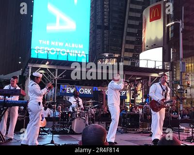 Times Square, New York, Stati Uniti. 26 maggio 2023. La US Navy Band suona sul palco a Times Square, durante la "Fleet Week" annuale di New York. Credit: Credit: Julia Mineeva/EGBN TV News/Alamy Live News Foto Stock