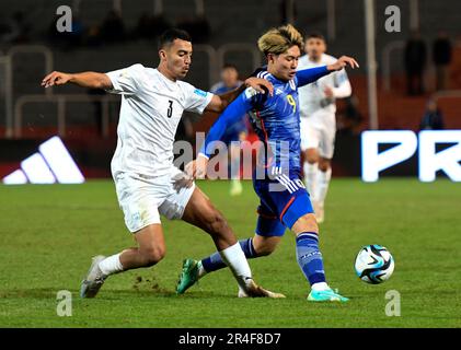 (230528) -- MENDOZA, 28 maggio 2023 (Xinhua) -- Fukuda Shio (R) del Giappone vies con o Israelov di Israele durante la partita di Coppa del mondo FIFA U20 gruppo C tra Giappone e Israele a Mendoza, Argentina, 27 maggio 2023. (TELAM/Handout via Xinhua) Foto Stock