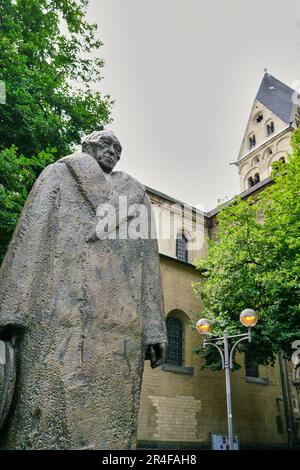 Statua dell'ex cancelliere tedesco Conrad Adenauer fuori da una chiesa nel centro di Colonia, Germania. Foto Stock