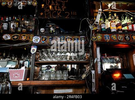 Cimeli dietro un bancone bar Foto Stock