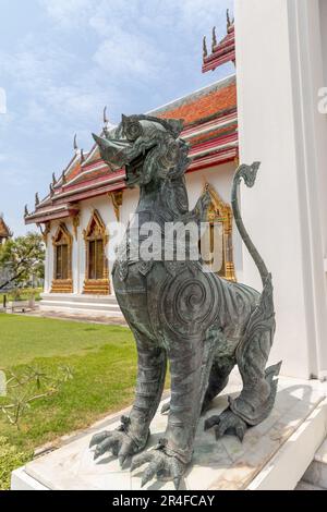 Statua della mitica creatura Kraisorn Jumlang a Wat Benchamabophit Dusitvanaram (Tempio di marmo), tempio buddista a Bangkok, Thailandia Foto Stock