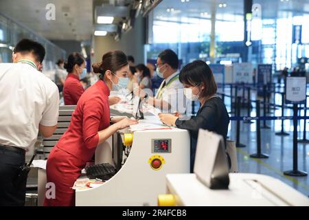 Shanghai, Aeroporto Internazionale di Hongqiao nella Shanghai della Cina orientale. 28th maggio, 2023. Un passeggero che prende il primo volo commerciale del C919, il velivolo di grandi dimensioni sviluppato dalla Cina, effettua il check-in all'aeroporto internazionale di Hongqiao, nella zona orientale di Shanghai, il 28 maggio 2023. Domenica C919 ha dato il via al suo primo volo commerciale da Shanghai a Pechino, segnando il suo ingresso ufficiale nel mercato dell'aviazione civile. Credit: Ding Ting/Xinhua/Alamy Live News Foto Stock