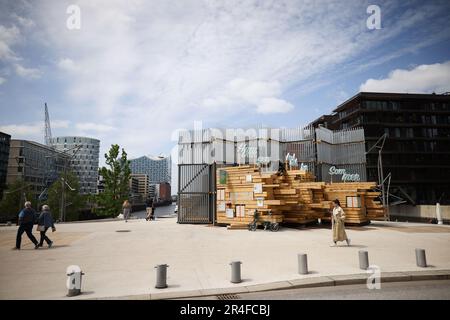 Amburgo, Germania. 25th maggio, 2023. Il padiglione informativo per l'estate di architettura di Amburgo del 10th sulle terrazze Magellane di Hafenity. Fino a luglio 31, più di 270 eventi in 150 sedi si concentreranno sulla sostenibilità e sul futuro della città, con il motto "tra ecologia e architettura". Credit: Christian Charisius/dpa/Alamy Live News Foto Stock