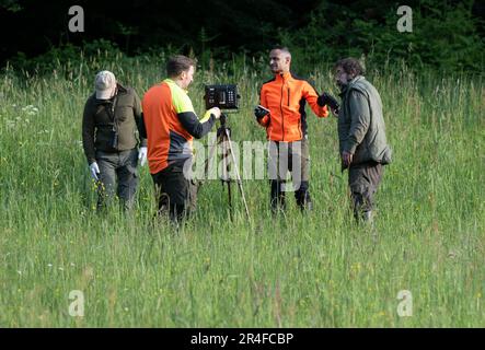 Wiesbaden, Germania. 22nd maggio, 2023. Volontari allestiscono il monitor di controllo di un drone a infrarossi in un prato forestale. Con l'aiuto del drone, si possono rintracciare i fawns nascosti nei Gars. (A dpa 'prima di falciare: Cacciatori e conservatori alla ricerca di fawns nei prati' di 28.05.2023) Credit: Boris Roessler/dpa/Alamy Live News Foto Stock