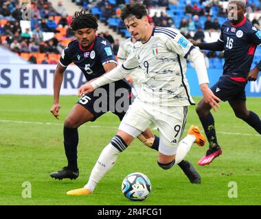 (230528) -- MENDOZA, 28 maggio 2023 (Xinhua) -- Giuseppe Ambrosino (C) vies d'Italia con Kleffer Martes (L) della Repubblica Dominicana durante la Coppa del mondo FIFA U20 gruppo D incontro tra Italia e Repubblica Dominicana a Mendoza, Argentina, 27 maggio 2023. (TELAM/Handout via Xinhua) Foto Stock