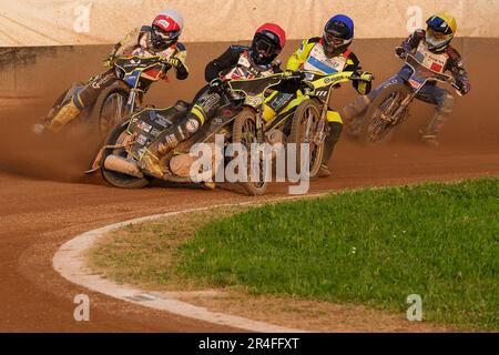 (L-R) Matic Ivic (SLO), Tom Brennan (GBR), Eber Ampugnani (ARG) e Mathias Tressarieu (fra) in azione durante il Campionato Mondiale FIM Speedway 2023 - Q.R.1, sul circuito di Santa Marina a Lonigo (Vicenza), il 27 maggio 2023. Foto Stock