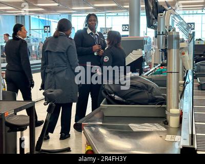 Parigi, Parigi, Francia. 25th maggio, 2023. Gli agenti di sicurezza aeroportuale parlano nell'area di ispezione bagagli, all'aeroporto di Parigi Charles de Gaulle (Credit Image: © Amy Katz/ZUMA Press Wire) SOLO PER USO EDITORIALE! Non per USO commerciale! Foto Stock