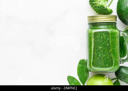 Frullato verde sano in vaso con spinaci, broccoli, avocado, mela e cetriolo. vista dall'alto con spazio di copia Foto Stock