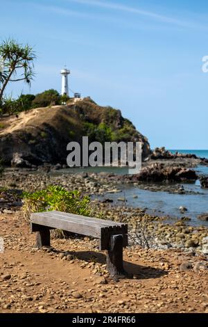 Panca con vista sul faro di Koh Lanta. Parco Nazionale di Mu Ko Lanta, Krabi , Thailandia. Foto Stock