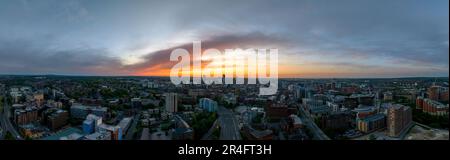 Una vista ipnotica dello skyline di Leeds illuminato di notte, i suoi alti edifici e il cielo panoramico forniscono un'architettura impressionante Foto Stock