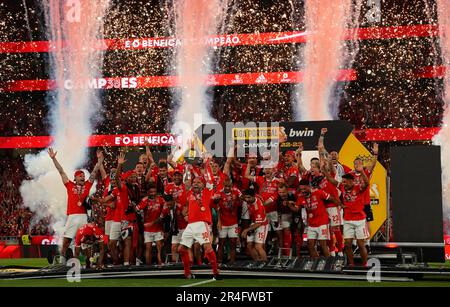 Lisbona, Portogallo. 27th maggio, 2023. I giocatori di Benfica festeggiano con il trofeo dopo la partita di calcio della Lega Portoghese tra SL Benfica e Santa Clara a Lisbona, Portogallo, 27 maggio 2023. Credit: Pedro Fiuza/Xinhua/Alamy Live News Foto Stock