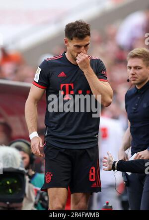 Leon Goretzka del Bayern Muenchen muss gleich wieder ausgetauscht werden Deutscher Meister 2023 FC Bayern MŸnchen feiert Fussball 1 . Bundesliga Saison 2022 / 2023 1. FC Kšln Koeln - FC Bayern MŸnchen festeggia dopo che il loro fianco ha finito la stagione come campioni della Bundesliga © diebilderwelt / Alamy Stock Foto Stock