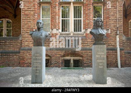 Statua in bronzo del chirurgo Isaac De Meyer (1786-1861) e del medico Thomas Montanus (1617-1685) a Sint-Janshospitaal, Bruges, Fiandre, Belgio Foto Stock