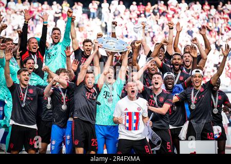 COLONIA, GERMANIA - MAGGIO 27: Josip Stanisic del FC Bayern Munchen, Paul Wanner del FC Bayern Munchen, Thomas Muller del FC Bayern Munchen, Manuel Neuer del FC Bayern Munchen, Joshua Kimmich del FC Bayern Munchen, Benjamin Pavard del FC Bayern Munchen, Dayot Upamecano del FC Bayern Munchen, Eric Maxim Choupo-Moting del FC Bayern Munchen e Jamal Musiala del FC Bayern Munchen festeggiano con il trofeo Bundesliga Meisterschale dopo aver vinto il titolo Bundeliga dopo la partita della Bundesliga tra il 1. FC Koln e FC Bayern Munchen al RheinEnergieStadion il 27 maggio 2023 a Colonia, Germania (Photo by Ren Foto Stock