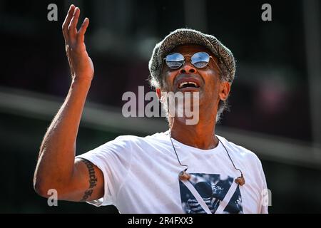 Parigi, Francia, Francia. 27th maggio, 2023. Il cantante francese e l'ex tennista Yannick NOAH si esibisce sul palco durante un concerto al Roland-Garros 2023, French Open 2023, torneo di tennis Grand Slam presso lo stadio Roland-Garros il 27 maggio 2023 a Parigi, Francia. (Credit Image: © Matthieu Mirville/ZUMA Press Wire) SOLO PER USO EDITORIALE! Non per USO commerciale! Foto Stock