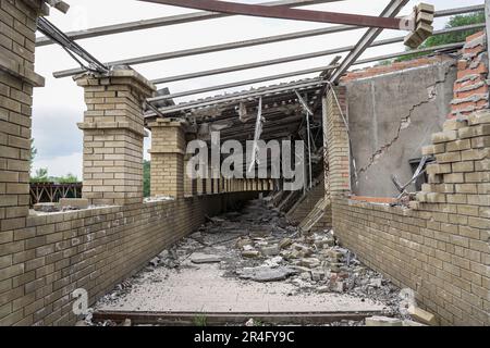 Sviatohirsk, Ucraina. 23rd maggio, 2023. Un ponte distrutto, che è stato saltato in su durante i combattimenti intensi. La città in rovina di Sviatohirsk nella regione Ucraina di Donbas. Solo pochi mesi fa, era occupata dalle forze russe. L'esercito ucraino ha liberato la città, ma le cicatrici della guerra sono ancora in piedi. (Credit Image: © Mihir Melwani/SOPA Images via ZUMA Press Wire) SOLO PER USO EDITORIALE! Non per USO commerciale! Foto Stock