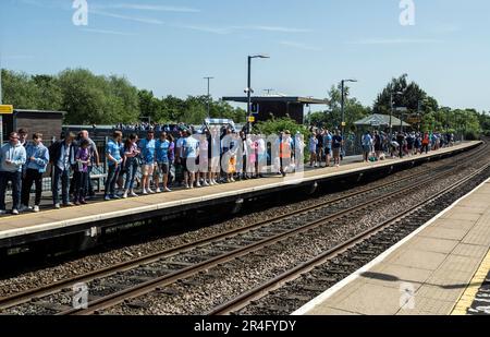 I tifosi del Coventry City Football Club aspettano alla stazione di Warwick Parkway un treno per lo Stadio di Wembley per la partita di campionato contro Luton Town. 27th maggio 2023. Foto Stock