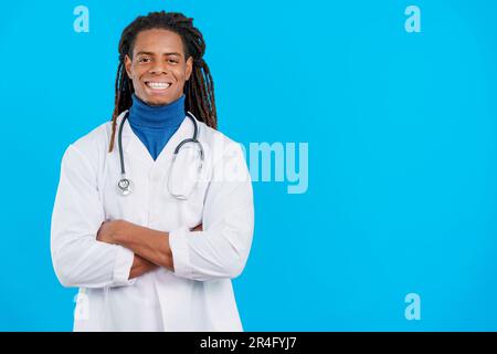 Medico maschio latino con greggi sorridenti con braccia incrociate Foto Stock