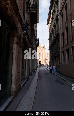 Stretta strada che guarda verso la chiesa di Santa Maria del Carmine nel quartiere di Brera, città di Milano, Lombardia, Italia Foto Stock
