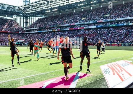 Köln, RheinEnergieStadion, 27.05.23: Matthijs de ligt (R) (Bayern) beim Schlussjubel mit dem fans beim Spiel der 1.Bundesliga 1.FC Köln vs. FC Bayern Foto Stock