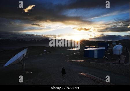 (230528) -- NGARI, 28 maggio 2023 (Xinhua) -- You Xianlong dirige il suo ufficio presso l'Osservatorio di Ngari nella prefettura di Ngari, regione autonoma del Tibet nel sud-ovest della Cina, 24 maggio 2023. You Xianlong, un ingegnere residente di 36 anni presso l'Osservatorio di Ngari nella Regione Autonoma del Tibet, è responsabile dell'osservazione delle attrezzature e della manutenzione operativa insieme a sette colleghi. È anche l'ingegnere più longevo dell'osservatorio. La sua carriera è iniziata nel 2006 quando ha incontrato Yao Yongqiang, uno scienziato presso gli osservatori astronomici nazionali sotto l'Accademia cinese delle scienze (CAS), che era Foto Stock