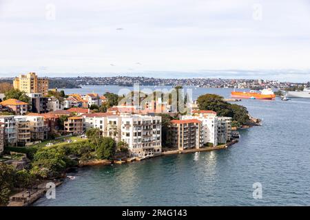 Kirribilli sobborgo di Sydney sulla sponda nord bassa con edifici di appartamenti sul lungomare con vista sul Porto di Sydney, NSW, Australia Foto Stock