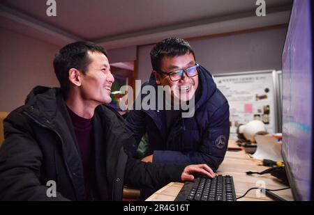 (230528) -- NGARI, 28 maggio 2023 (Xinhua) -- Tu Xianlong (L) e il suo collega Tang Peng discutono i dati raccolti presso l'Osservatorio di Ngari nella prefettura di Ngari, nella regione autonoma del Tibet nel sud-ovest della Cina, il 23 maggio 2023. You Xianlong, un ingegnere residente di 36 anni presso l'Osservatorio di Ngari nella Regione Autonoma del Tibet, è responsabile dell'osservazione delle attrezzature e della manutenzione operativa insieme a sette colleghi. È anche l'ingegnere più longevo dell'osservatorio. La sua carriera è iniziata nel 2006 quando ha incontrato Yao Yongqiang, uno scienziato presso gli osservatori astronomici nazionali sotto i cinesi Foto Stock