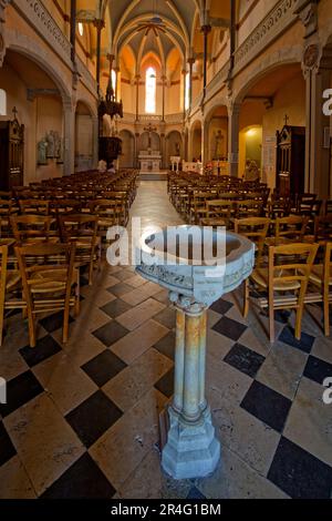 VIENNE, FRANCIA, 26 maggio 2023 : all'interno della cappella di pellegrinaggio in onore di nostra Signora di la Salette, o Notre-Dame de Pipet. Foto Stock