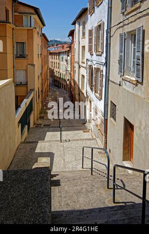 VIENNE, FRANCIA, 26 maggio 2023 : tipica strada medievale piccola giù dalle colline che circondano la città Foto Stock