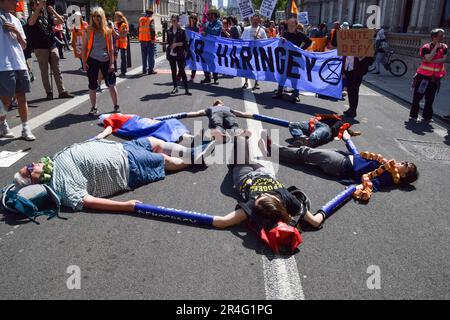 Londra, Regno Unito. 27th maggio 2023. I manifestanti si trovano in viaggio con falsi dispositivi di blocco fuori Downing Street. Diversi gruppi attivisti si sono riuniti a Westminster per protestare contro il Public Order Bill, che limita le azioni di protesta come attaccare e incollare. Foto Stock