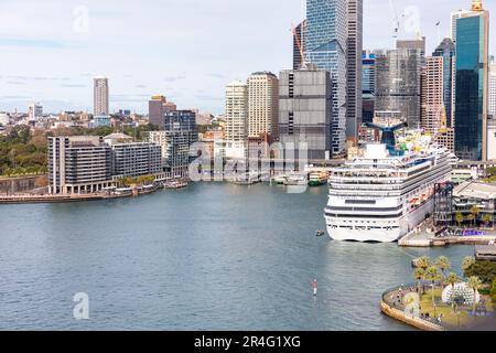 Nave da crociera Carnival Splendor ormeggiata a Circular Quay nel porto di Sydney, nel centro della città uffici aziendali edifici cityscape, Sydney, NSW, Australia Foto Stock