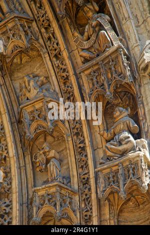 VIENNE, FRANCIA, 26 maggio 2023 : dettaglio dei timpani della Cattedrale di Saint-Maurice, una chiesa cattolica romana medievale che era la sede episcopale del primat Foto Stock